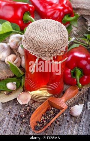Hausgemachte Paprikakonserven auf alten rustikalen Tisch Stockfoto