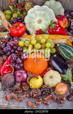 Herbstfrüchte, Nüsse und Gemüse auf dem Tisch Stockfoto