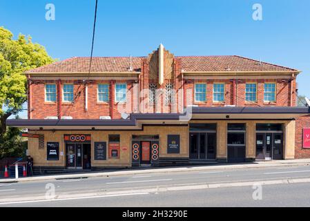 Das um 1936 erbaute, im Art déco-Stil gehaltene Pymble Pub (Hotel) liegt am Pacific Highway und ist ein gutes Beispiel für das Hoteldesign der 1930er Jahre. Architekt unbekannt Stockfoto