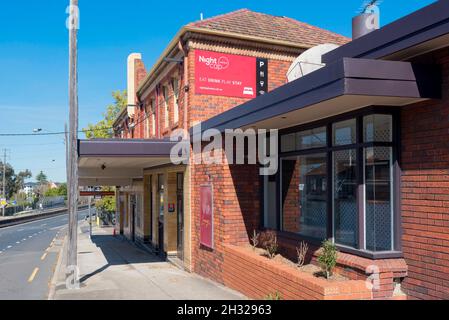 Das um 1936 erbaute, im Art déco-Stil gehaltene Pymble Pub (Hotel) liegt am Pacific Highway und ist ein gutes Beispiel für das Hoteldesign der 1930er Jahre. Architekt unbekannt Stockfoto