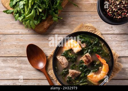 Rindfleisch, Okra-Eintopf und Spinatsuppe in einer Schüssel auf einem Holztisch Stockfoto