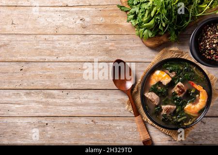 Rindfleisch, Okra-Eintopf und Spinatsuppe in einer Schüssel auf einem Holztisch Stockfoto