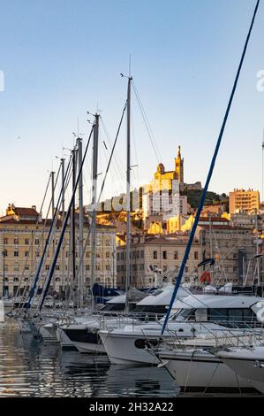 Morgen im vieux-Port, dem alten Hafen von Marseille, Südfrankreich. Notre-Dame de la Garde wacht über die Schiffe. Stockfoto