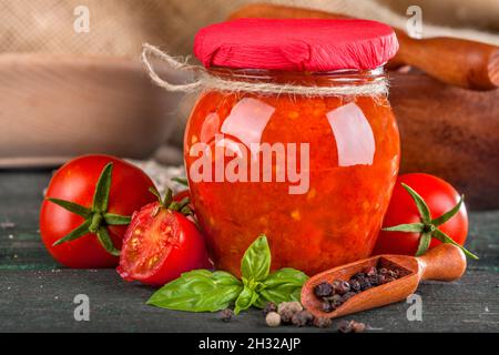 Tomatenpüree aus lokalen und frischen Tomaten mit Basilikum zubereitet Stockfoto