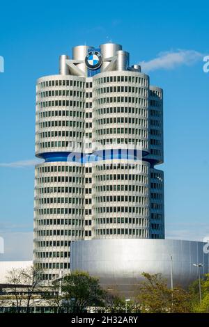 München, Deutschland April 30 2016..Außenansicht des Bürogebäudes und des Museums von BMW . Das BMW Museum erweckt über 100 Jahre Automobilgeschichte zum Leben Stockfoto