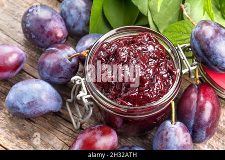 Hausgemachte Marmelade aus gesunden lokalen Bio-Pflaumen auf dem Tisch Stockfoto