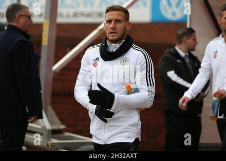 BARNSLEY, GROSSBRITANNIEN. 24. OKTOBER Billy Sharp von Sheffield United (10) geht vor dem Sky Bet Championship-Spiel zwischen Barnsley und Sheffield United in Oakwell, Barnsley, am Sonntag, den 24. Oktober 2021, auf die Substitutionsbank. (Kredit: Emily Moorby | MI Nachrichten) Kredit: MI Nachrichten & Sport /Alamy Live Nachrichten Stockfoto