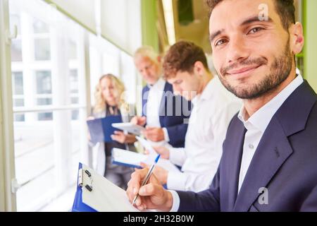 Geschäftsleute mit Clipboard in Ideen-Workshop für die Projektplanung im Büro Stockfoto