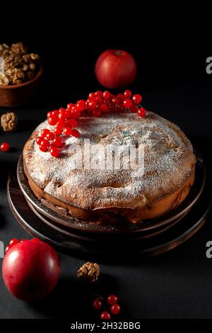 Frisch gebackene hausgemachte Apfeltarte auf einer Platte Stockfoto