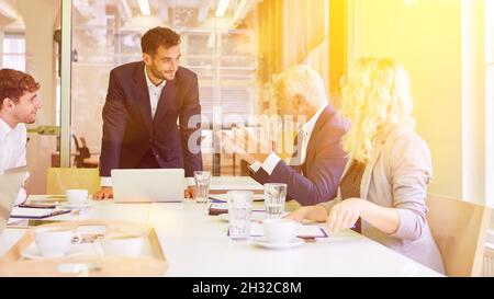 Geschäftsteam mit Diskussion und Planung im Konferenzraum des Büros Stockfoto