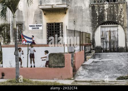 LA HABANA, KUBA - 07. Okt 2019: Eine Gruppe von Kindern spielt auf dem Hof einer alten Schule in Havanna, Kuba Stockfoto