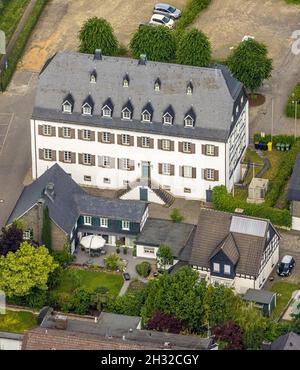 Luftaufnahme, Pfarrkirche St. Clemens, altes Kloster, ehemalige Zisterzienserabtei, Häuser Stadtbauamt und Musikschule, Drolshagen, Sauerla