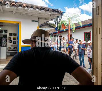 01-03-2019. Salento, Kolumbien; Mann schaut auf die Menge beim traditionellen Fest des Salento; Stockfoto