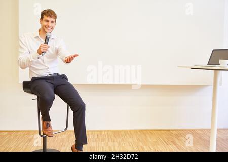 Junger Geschäftsmann als Motivationstrainer für einen Vortrag oder eine Präsentation Stockfoto