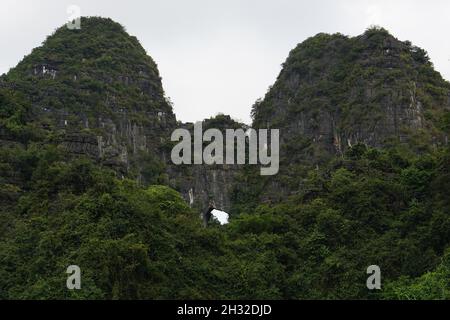 Berg mit einem Loch in Vietnam Trang an Ninh Binh Stockfoto