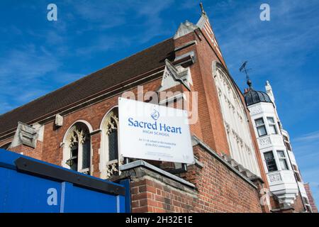 Beschilderung vor der Sacred Heart High School in Hammersmith, West London, England, Großbritannien Stockfoto