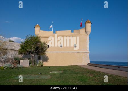 Das Muesum Jean Cocteau (Musée Jean Cocteau) befindet sich in der alten Bastion, an der Grenze zum Mittelmeer in Menton, an der französischen Riviera Stockfoto