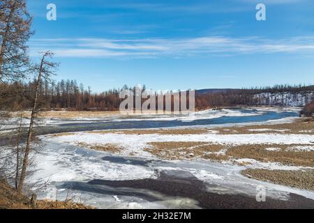 Blick auf den Fluss Chulman in Südjakutien, Russland, Mitte Oktober. Herbstlandschaft Stockfoto