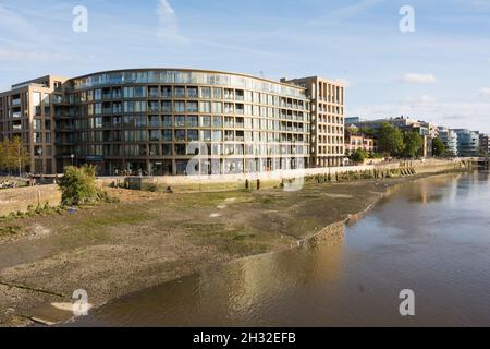 Die Themse mit Blick auf die Riverside Studios, Queen Caroline Street, Hammersmith, London, W6, England, Großbritannien Stockfoto