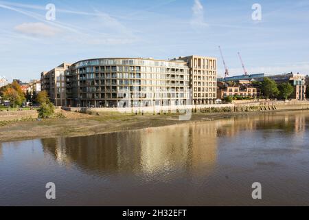 Die Themse mit Blick auf die Riverside Studios, Queen Caroline Street, Hammersmith, London, W6, England, Großbritannien Stockfoto