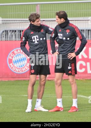 München, Deutschland. Oktober 2021. Thomas Müller (l.) und Leon Goretzka vom FC Bayern München trainieren auf dem Vereinsgelände in der Säbener Straße. Kredit: Peter Kneffel/dpa/Alamy Live Nachrichten Stockfoto
