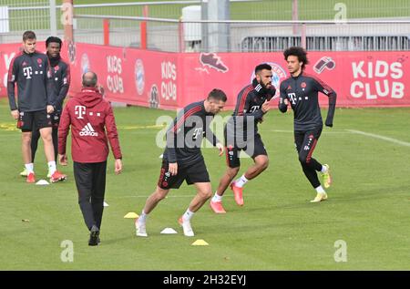 München, Deutschland. Oktober 2021. Die Spieler des FC Bayern München trainieren auf dem Vereinsgelände in der Säbener Straße. Kredit: Peter Kneffel/dpa/Alamy Live Nachrichten Stockfoto