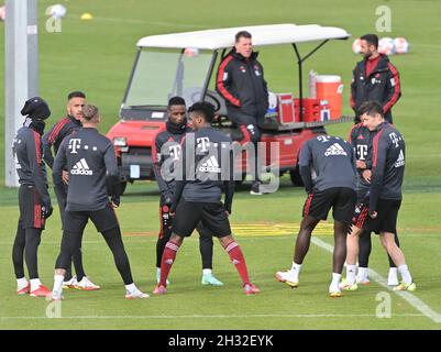 München, Deutschland. Oktober 2021. Die Spieler des FC Bayern München trainieren auf dem Vereinsgelände in der Säbener Straße. Kredit: Peter Kneffel/dpa/Alamy Live Nachrichten Stockfoto