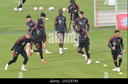München, Deutschland. Oktober 2021. Die Spieler des FC Bayern München trainieren auf dem Vereinsgelände in der Säbener Straße. Kredit: Peter Kneffel/dpa/Alamy Live Nachrichten Stockfoto
