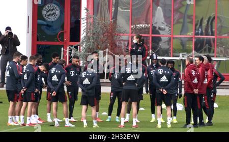 München, Deutschland. Oktober 2021. Die Spieler des FC Bayern München trainieren auf dem Vereinsgelände in der Säbener Straße. Kredit: Peter Kneffel/dpa/Alamy Live Nachrichten Stockfoto