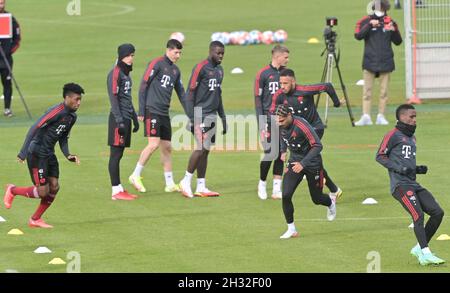 München, Deutschland. Oktober 2021. Die Spieler des FC Bayern München trainieren auf dem Vereinsgelände in der Säbener Straße. Kredit: Peter Kneffel/dpa/Alamy Live Nachrichten Stockfoto