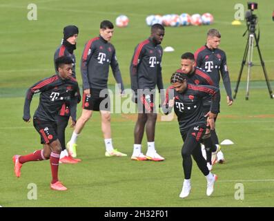 München, Deutschland. Oktober 2021. Die Spieler des FC Bayern München trainieren auf dem Vereinsgelände in der Säbener Straße. Kredit: Peter Kneffel/dpa/Alamy Live Nachrichten Stockfoto