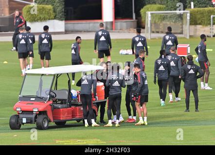 München, Deutschland. Oktober 2021. Die Spieler des FC Bayern München trainieren auf dem Vereinsgelände in der Säbener Straße. Kredit: Peter Kneffel/dpa/Alamy Live Nachrichten Stockfoto