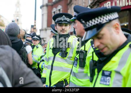 LONDON, ENGLAND - 19 2017. September: Studenten nehmen an einem protestmarsch gegen Gebühren und Kürzungen im Bildungssystem Teil. Die Polizei hält die Ordnungskräfte Stockfoto