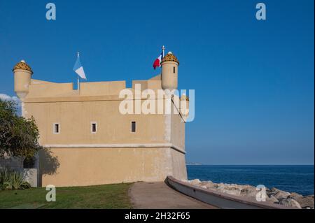 Das Muesum Jean Cocteau (Musée Jean Cocteau) befindet sich in der alten Bastion, an der Grenze zum Mittelmeer in Menton, an der französischen Riviera Stockfoto