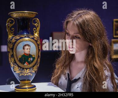 London UK 25 October 2021 Sevres Blue Ground Vase Etriusque,mit Napoleon Portrait Est £30,000-40,000. Paul Quezada-Neiman/Alamy Live News Stockfoto