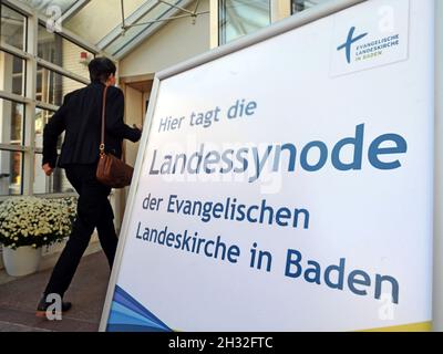 Bad Herrenalb, Deutschland. Oktober 2021. Vor dem Kurhaus steht auf einem Plakat: „Hier trifft sich die Landessynode der Evangelischen Landeskirche in Baden“. Die wichtigsten Punkte auf der Tagesordnung der Synode sind die Annahme des Doppelhaushalts für die Jahre 2022 und 2023 sowie grundlegende Entscheidungen im Rahmen des regionalen kirchlichen Strategieprozesses. Quelle: Uli Deck/dpa/Alamy Live News Stockfoto