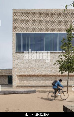 Außenansicht des Story's Field Community Center in Eddington, Cambridge. Entworfen von McInnes Usher McKnight Architects 2018 Stockfoto