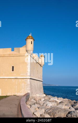 Das Muesum Jean Cocteau (Musée Jean Cocteau) befindet sich in der alten Bastion, an der Grenze zum Mittelmeer in Menton, an der französischen Riviera Stockfoto