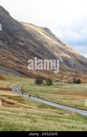 Drei Motorradfahrer auf der A82 durch Glen Coe, Schottland, Großbritannien Stockfoto