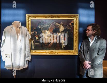 London UK 25 October 2021 Napoleons Trikot auf St. Helena getragen, um 1820, et £60,000-80,0000.Paul Quezada-Neiman/Alamy Live News Stockfoto