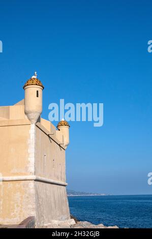 Das Muesum Jean Cocteau (Musée Jean Cocteau) befindet sich in der alten Bastion, an der Grenze zum Mittelmeer in Menton, an der französischen Riviera Stockfoto