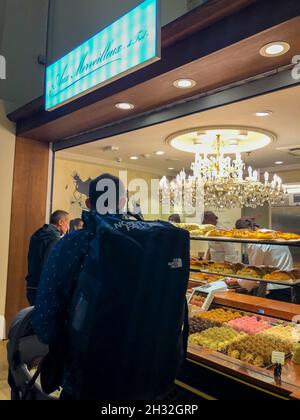 Paris, Frankreich, Leute, die online im French Bakery Boulangerie Patisserie Shop im Gare de Lyon Bahnhof 'Aux Merveilleux' Konditorei warten lokale Geschäfte Stockfoto