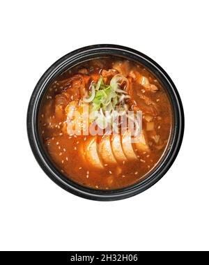 Draufsicht traditionelle koreanische Küche auf weißem Hintergrund, Kimchi-Suppe Stockfoto