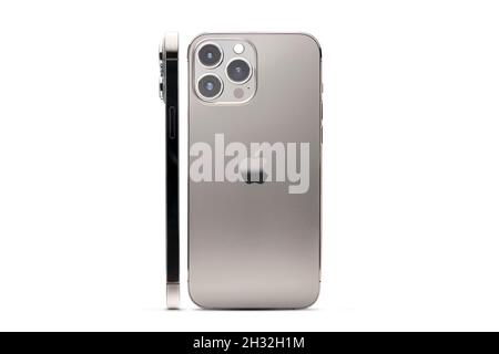 Neues Telefon Apple iPhone 13 ProMax Telefon ist grau auf weißem Hintergrund, im Profil und Vollgesichtsbeung, Nahaufnahme, Krasnojarsk Russland 22. Oktober 2020. Stockfoto