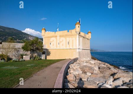 Das Muesum Jean Cocteau (Musée Jean Cocteau) befindet sich in der alten Bastion, an der Grenze zum Mittelmeer in Menton, an der französischen Riviera Stockfoto