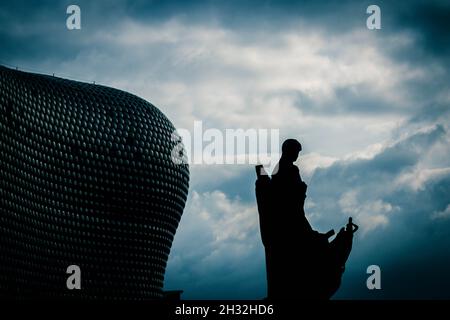 Statue und Selfridges Gebäude. Birmingham, Großbritannien. Stockfoto