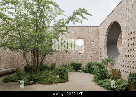 Courtyard of the Story's Field Community Center in Eddington Cambridge. Entworfen von McInnes Usher McKnight Architects 2018 Stockfoto