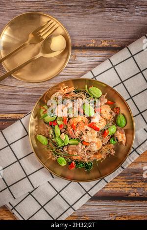Gebratene, gedrehte Cluster-Bohnen mit Garnelen/Butterbeinen, thailändische Gerichte mit würzigen Noten Stockfoto