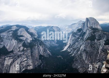Half Dome vom Glacier Point im Yosemite Valley aus gesehen | atemberaubende Ausblicke im Yosemite National Park, Kalifornien erstaunliche Felsformationen, Berge, Klippen Stockfoto