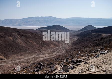 Trockenes Flussbett und karge Wüste und Berge im Death Valley an sonnigen Tagen, Death Valley National Park, Kalifornien, Mojave Desert Stockfoto